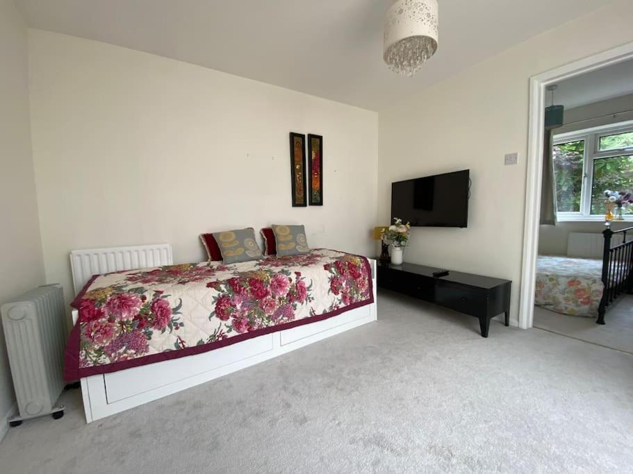 Cosy Apartment With Private Access And Kitchenette In Guildford (Adults Only) Worplesdon Exterior photo