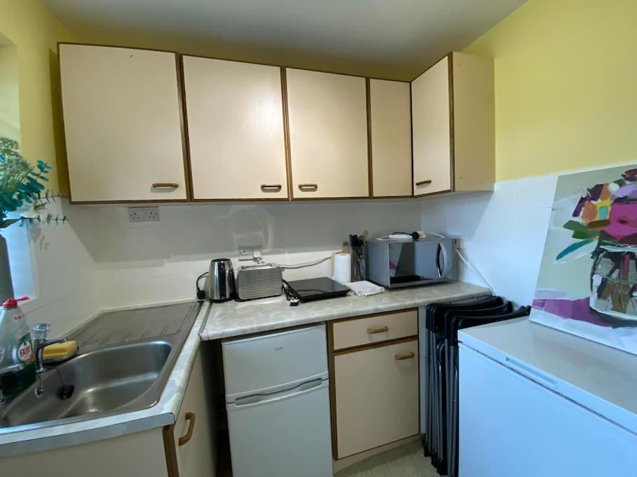 Cosy Apartment With Private Access And Kitchenette In Guildford (Adults Only) Worplesdon Exterior photo