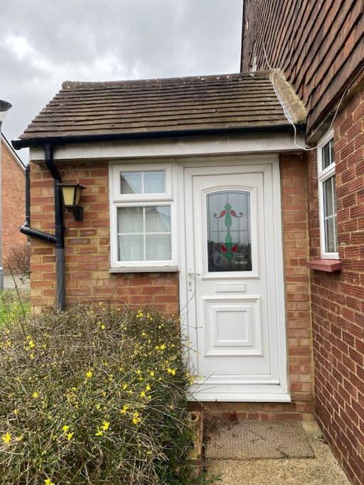 Cosy Apartment With Private Access And Kitchenette In Guildford (Adults Only) Worplesdon Exterior photo